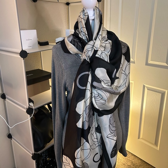 ⭐️ ⭐️⭐️⭐️⭐️ This 5 Star Winner! Camilla Flower with Major CC Vibes! ⭐️⭐️⭐️⭐️⭐️ - Picture 3 of 4